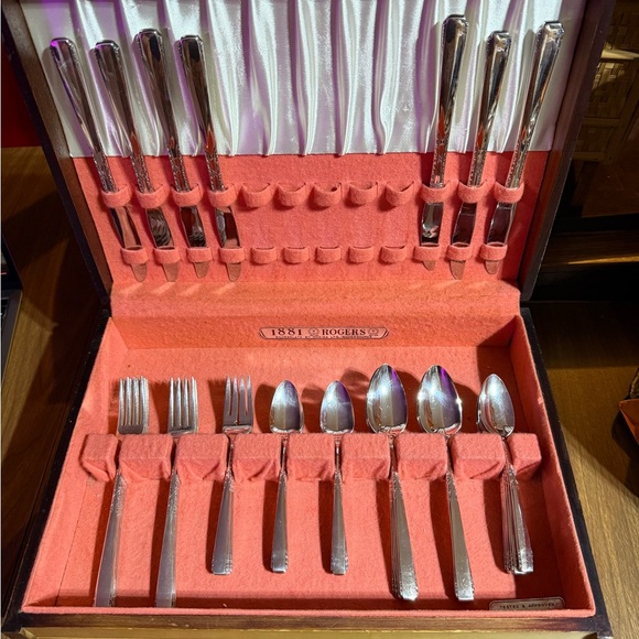 Vintage 1881 Rogers Oneida Silverware Set - Brookwood Pattern - 42 Pieces in Box - Picture 7 of 15